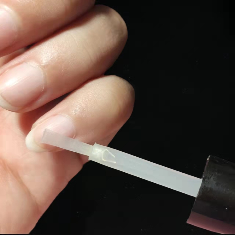 贴甲片胶水粘到肉怎么处理