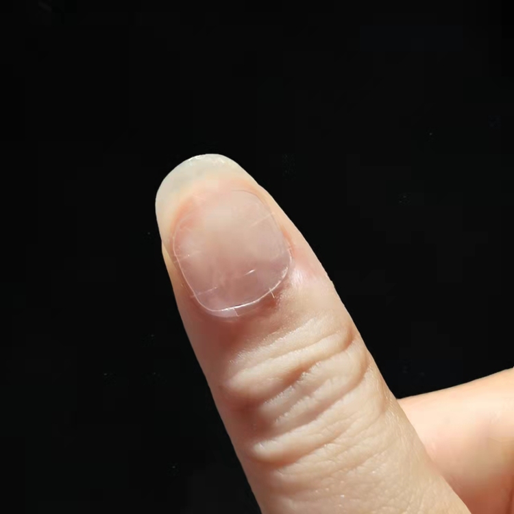 果冻胶是粘在指甲还是美甲上